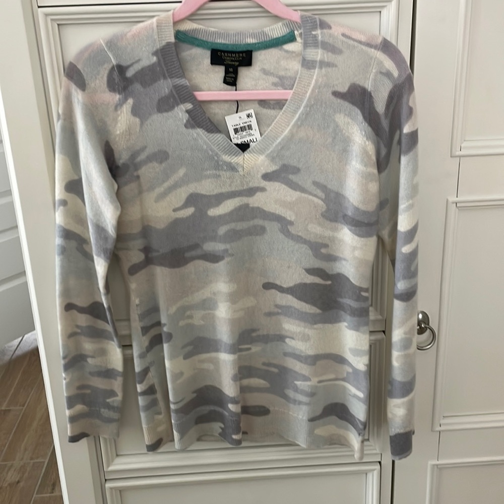 CHARTER CLUB NWT V neck cashmere sweater, light cream camo print